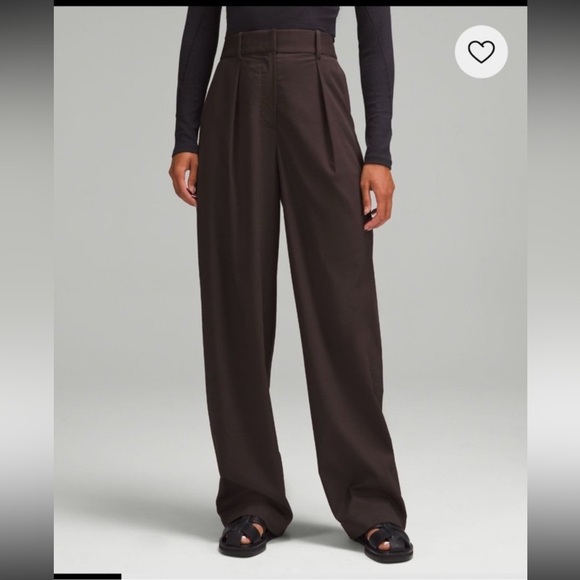 New with not tag 
Lululemon pleat front high rise pant size 2 esspreo
never worn - Picture 1 of 10